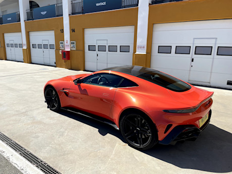 Editorial 2025 aston martin vantage mb 8