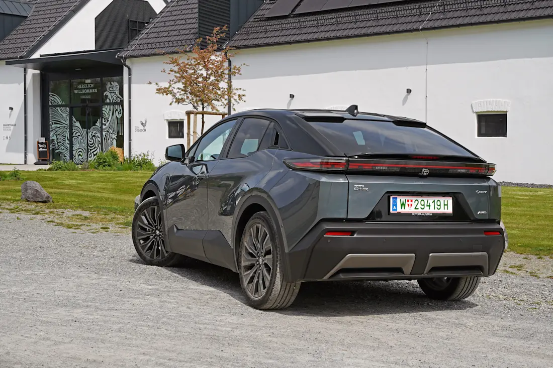 Toyota C-HR+ (2026)_Heck-seitlich