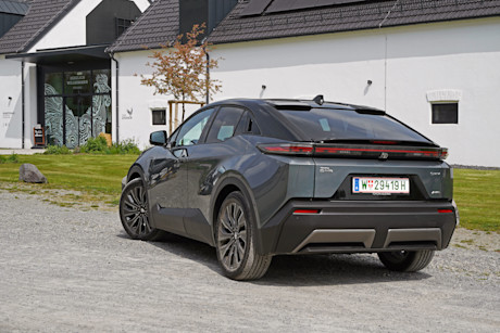 Toyota C-HR+ (2026)_Heck-seitlich