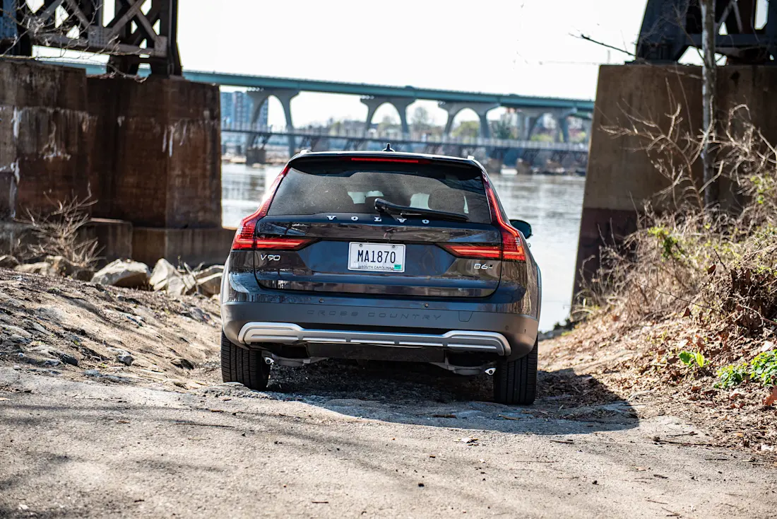  Über Stock und Stein? Mit dem Volvo V90 Cross Country kein Problem. Und wer nicht auf Abenteuer ohne Asphalt aus ist, der freut sich dennoch über den hohen Federungskomfort.