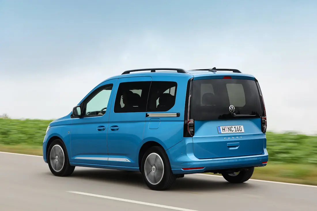 AS24 Volkswagen Caddy 2021 rijdend achter AS24 Volkswagen Caddy 2021 rijdend achter