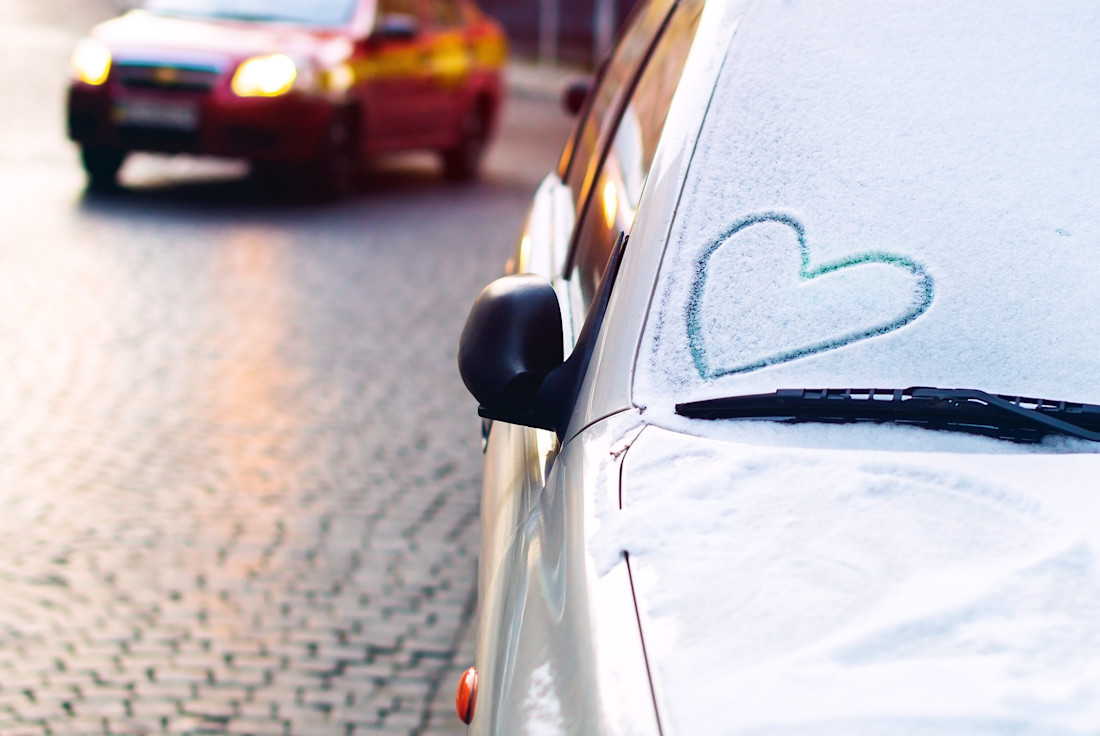 Autoscheibe enteisen: Was wirkt am besten?