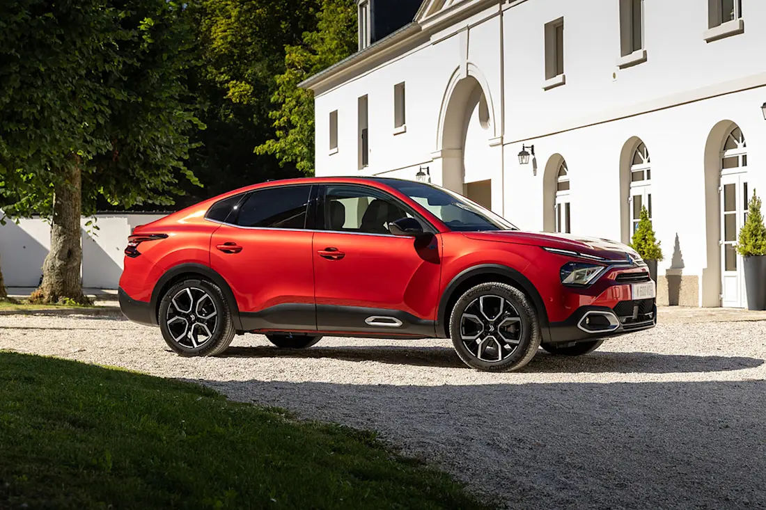 Citroën Ë-C4 X (2023) static, front view Citroën Ë-C4 X (2023) static, front view