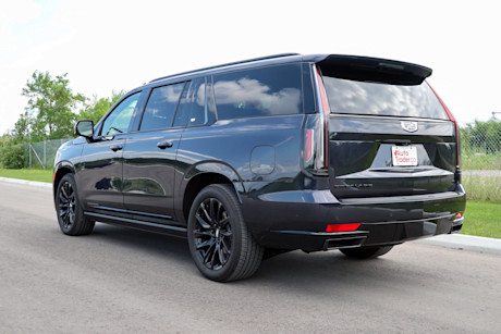 Editorial 2023 cadillac escalade esv sport platinum td 230920 08 jm