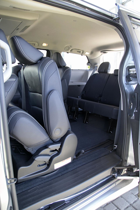 Editorial 2015 toyota sienna se v6 8 passenger fwd jw 07