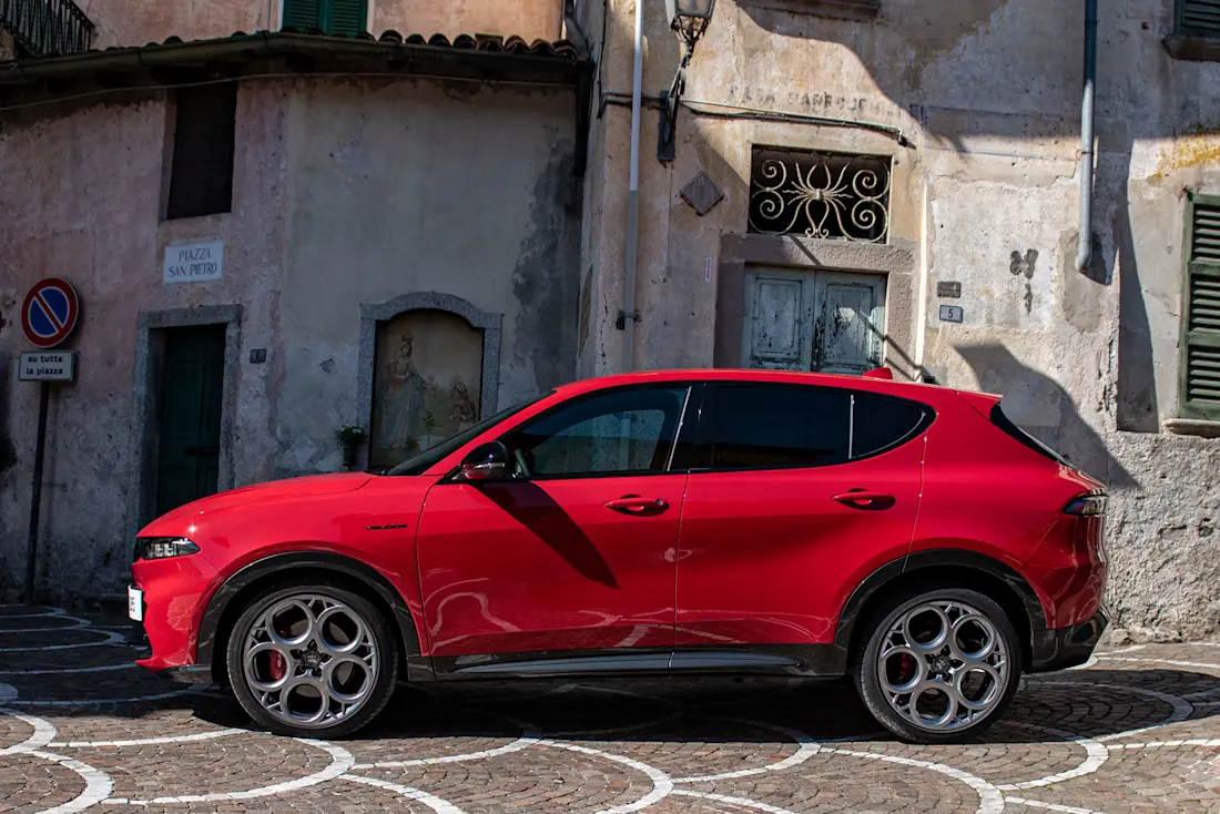  4,53 Meter misst das Italo-SUV in der Länge, die Designer haben die Außenabmessungen allerdings elegant kaschiert. Die Ausstattungslinie Veloce fährt mindestens mit 19 Zoll Rädern vor.