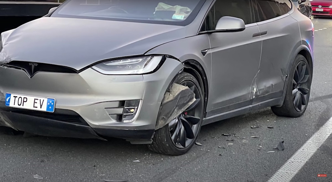 Vidéo : 45 000 $ de réparation sur une Tesla Model X après une agression routière