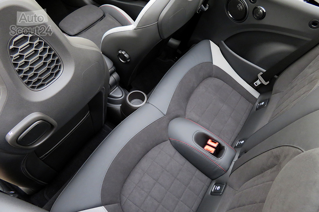 20_mini cabrio jcw_espacio piernas tras.JPG