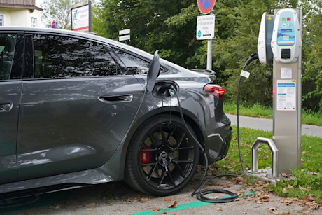16 audi-rs-5-limousine-2026-ladestation