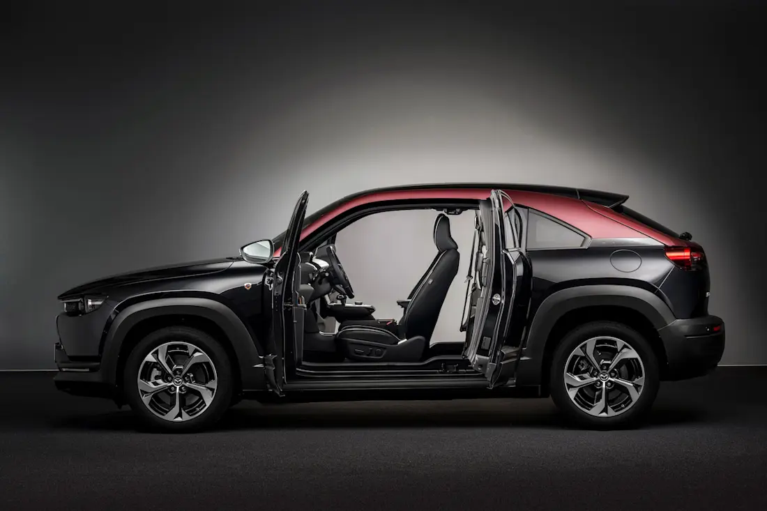 Mazda MX-30 E-Skyactiv R-EV (2023) statisch, zijaanzicht Mazda MX-30 E-Skyactiv R-EV (2023) statisch, zijaanzicht