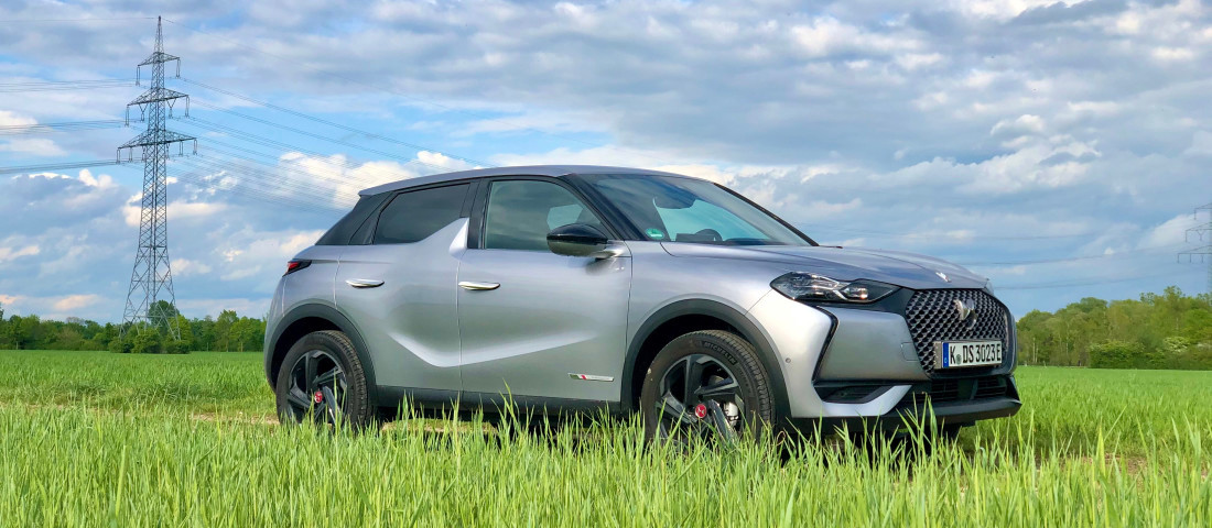 DS3_Crossback_E-Tense_2020_Front_rechts_Strommast-1100