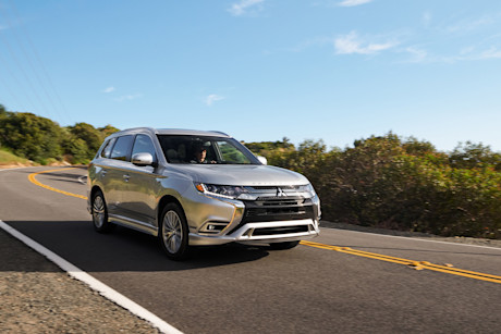 Editorial 2021 outlander phev hero image cropped