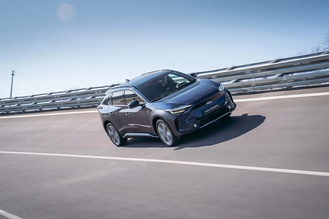 Subaru Solterra (2022) rijdend, vooraanzicht Subaru Solterra (2022) rijdend, vooraanzicht
