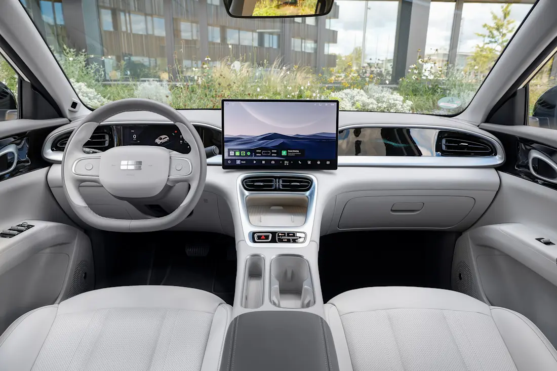 geely-e2-ultra-polarlichtgrün-interior-creme-weiss-print-3600x2400-01