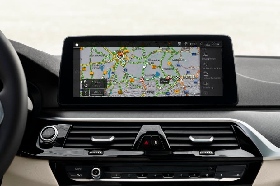 P90389049_highRes_the-new-bmw-530e-xdr (1).jpg