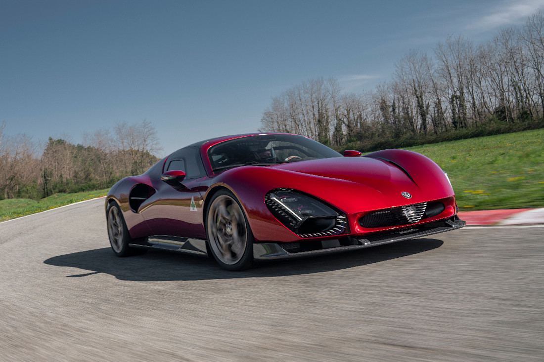 Alfa-Romeo-33-Stradale (21).jpg