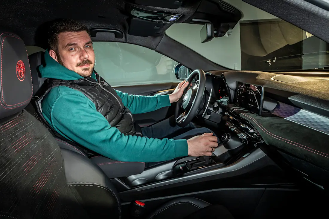 Der Innenraum des Alfa Romeo Tonale ist geschnitten wie ein guter italienischer Anzug. Selbst Großgewachsene finden ihren Platz. Die Bedienelemente sind fahrerorientiert angerichtet.  Der Innenraum des Alfa Romeo Tonale ist geschnitten wie ein guter italienischer Anzug. Selbst Großgewachsene finden ihren Platz. Die Bedienelemente sind fahrerorientiert angerichtet.