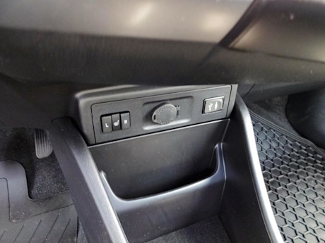 Editorial 2015 toyota prius v sh 36