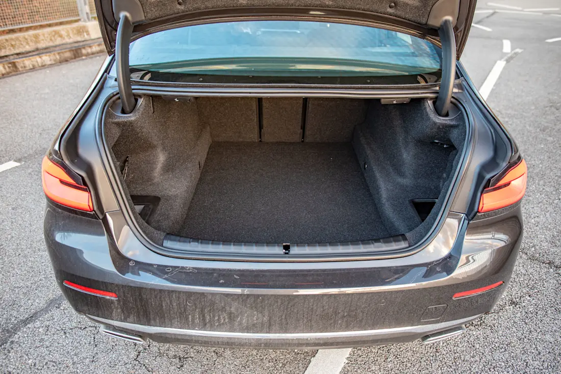 BMW-520i-Limousine-Trunk
