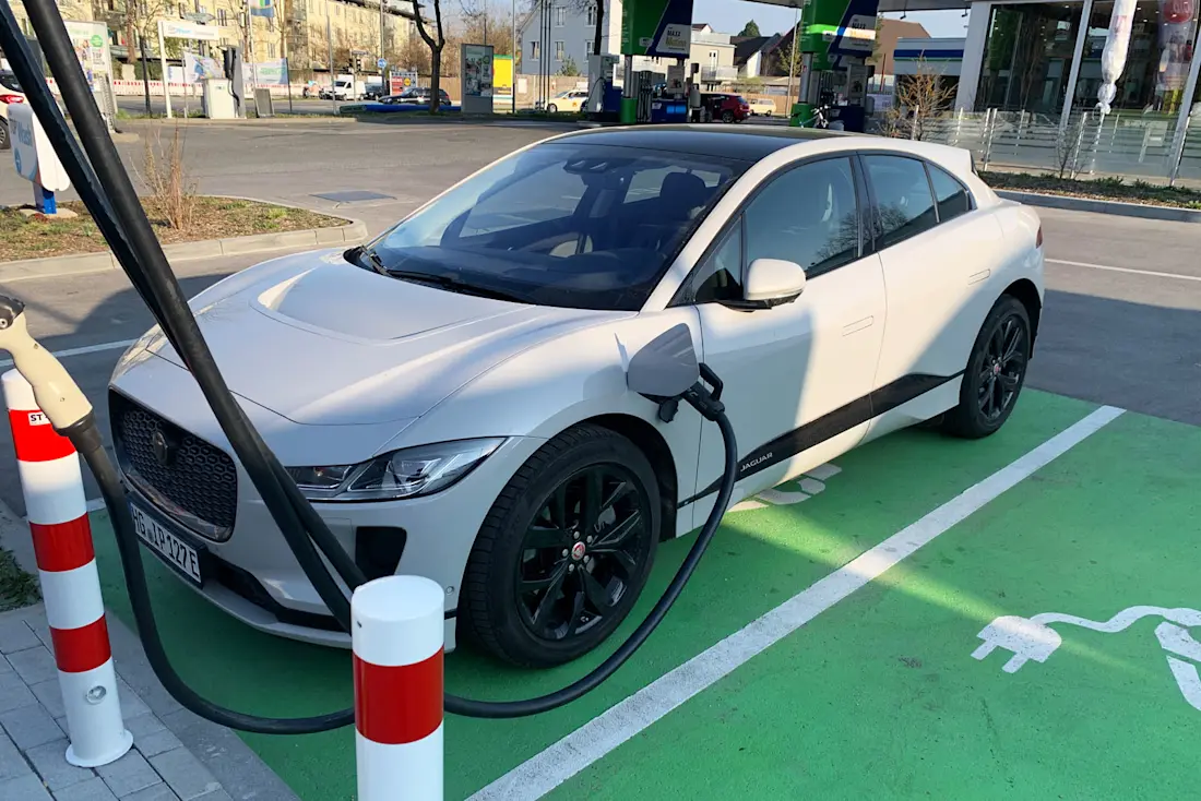Jaguar-I-Pace-2020-Charging