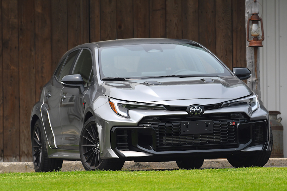 Toyota GR Corolla vs Volkswagen Golf R : match comparatif Body Image
