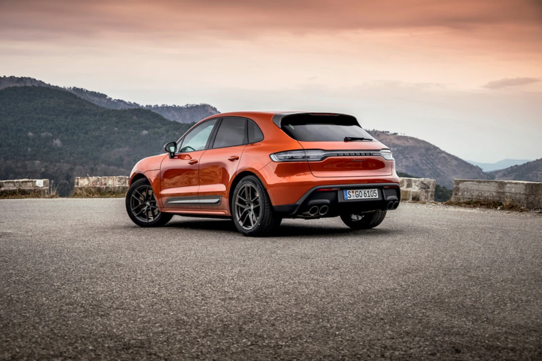 Porsche Macan T (2023) statisch, achteraanzicht Porsche Macan T (2023) statisch, achteraanzicht