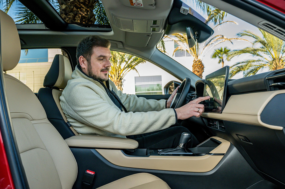 mazda-cx-5-2026-tv-cockpit