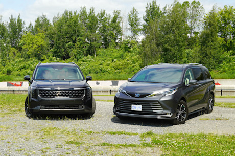 Duel de minifourgonnettes hybrides : la Kia Carnival se frotte à la Toyota Sienna Body Image