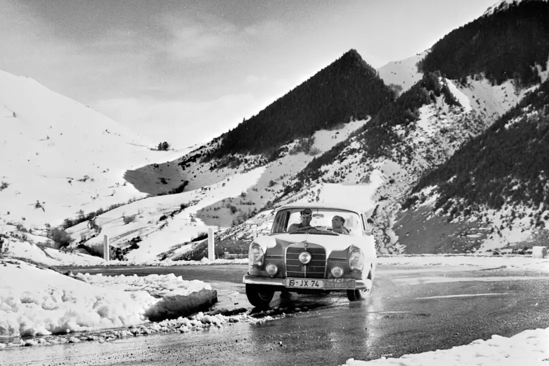 Mercedes-Benz-220-SE-20-1960