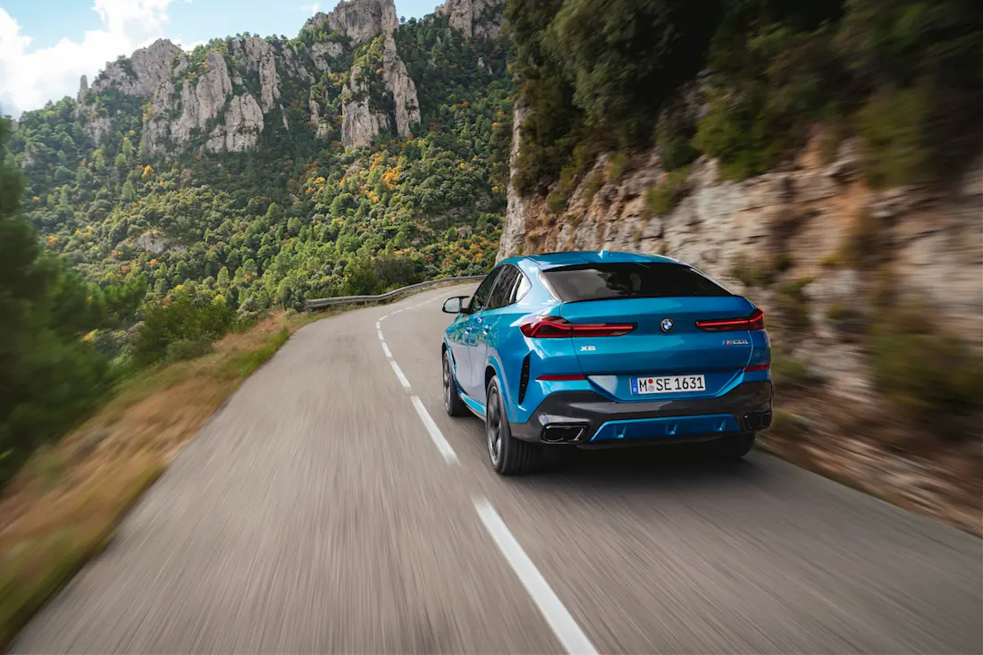 BMW X6 (2023) rijdend, achteraanzicht