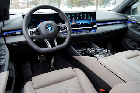 BMW 550e xDrive 2025 : essai routier Image