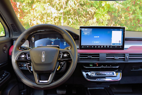 Editorial 2024 lincoln corsair grand touring awd td 240126 22 sha