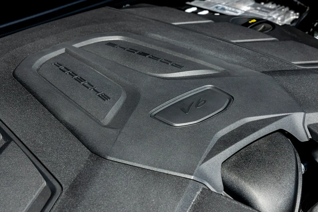  Unter der schmucklosen Motorabdeckung arbeitet ein 3,0-Liter-V6-Monoturbo, der 353 PS und 500 Nm bereitstellt.