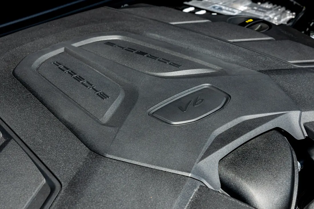 Unter der schmucklosen Motorabdeckung arbeitet ein 3,0-Liter-V6-Monoturbo, der 353 PS und 500 Nm bereitstellt.  Unter der schmucklosen Motorabdeckung arbeitet ein 3,0-Liter-V6-Monoturbo, der 353 PS und 500 Nm bereitstellt.