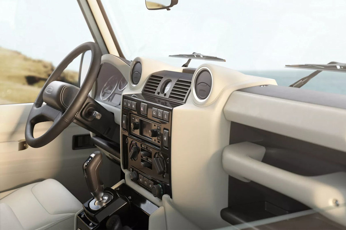 Land Rover Defender Classic V8 05.jpg