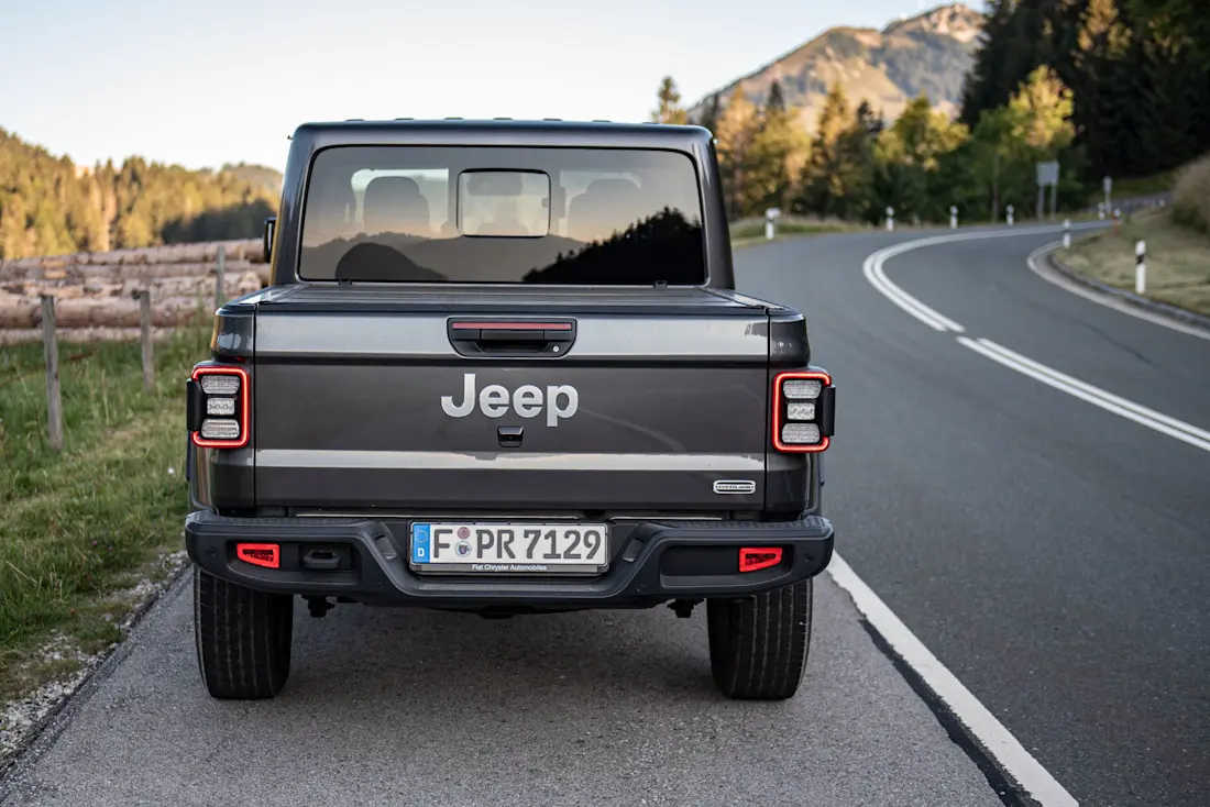 Jeep-Gladiator-Rear Jeep-Gladiator-Rear