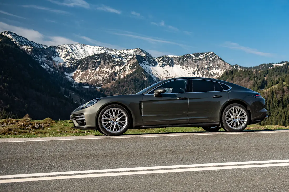  Die 21 Zoll großen Sport Design Räder gehen für knapp 550 Euro extra. Sie beherbergen Michelin Pilot Sport 4S im Mischformat 275/35 vorne und 315/30 hinten.