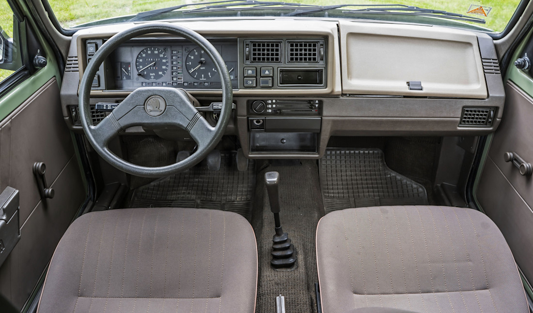 skoda-favorit-interior