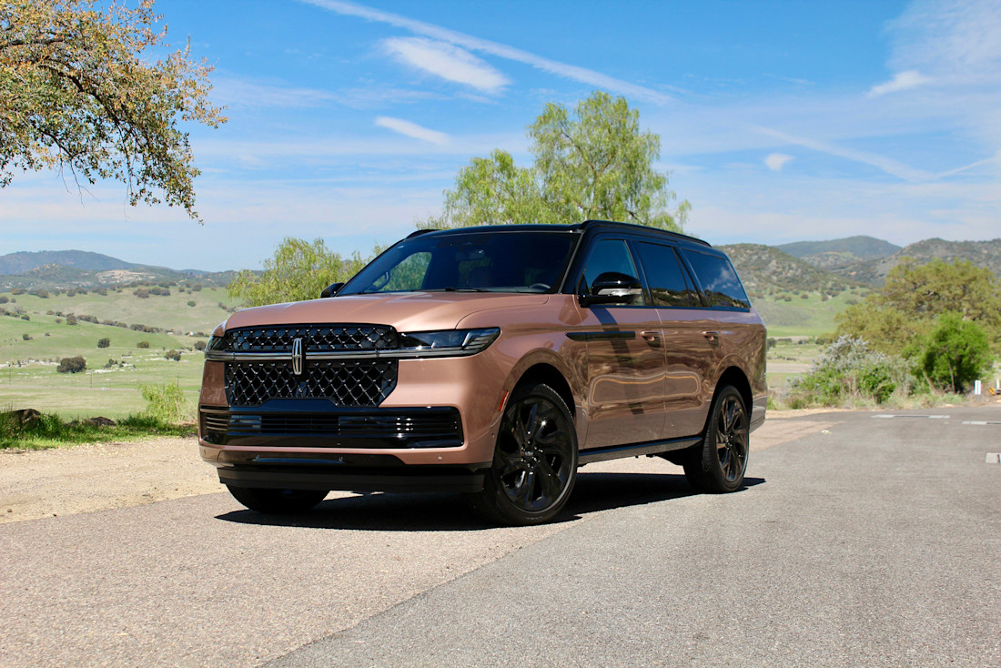 Editorial 2025 lincoln navigator black label atmosphere 11