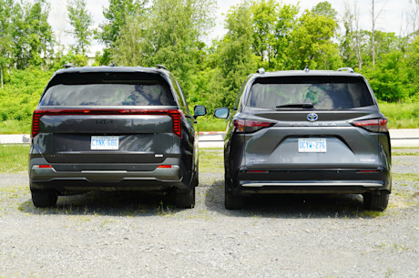 Duel de minifourgonnettes hybrides : la Kia Carnival se frotte à la Toyota Sienna Image