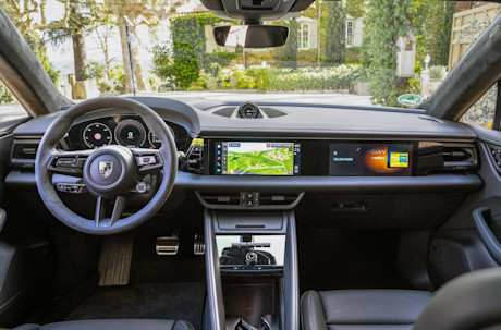 Editorial 2024 porsche macan turbo electric fd 240423 16 jw