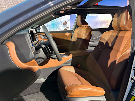 Editorial 2025 toyota crown signia p 231115 06 jw