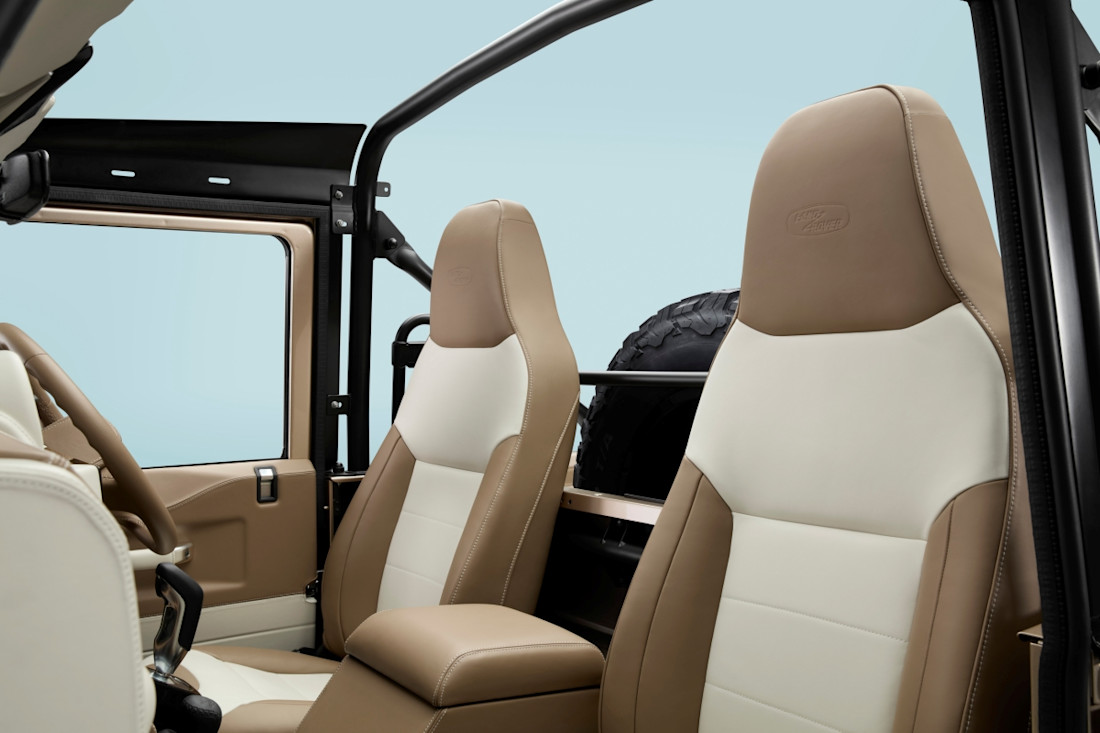 Land-Rover-Defender-Classic-V8-Soft-Top-2025 (7).jpg