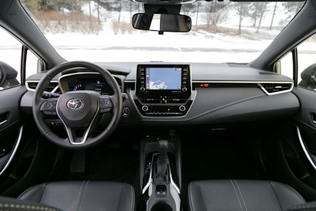 Editorial 2019 toyota corolla hatchback xse 12 jw