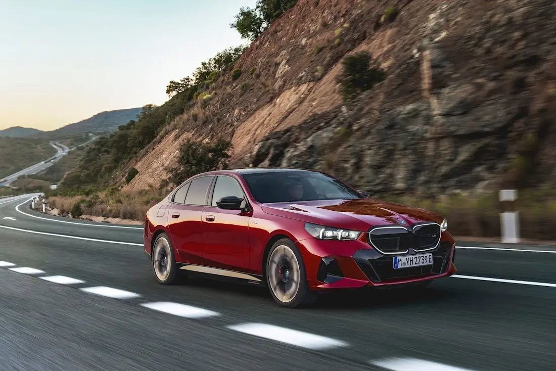 Das vorläufige Top-Modell lautet auf den Namen i5 M60 xDrive. Es leistet 601 PS und soll bis zu 516 Kilometer weit kommen.  Das vorläufige Top-Modell lautet auf den Namen i5 M60 xDrive. Es leistet 601 PS und soll bis zu 516 Kilometer weit kommen.