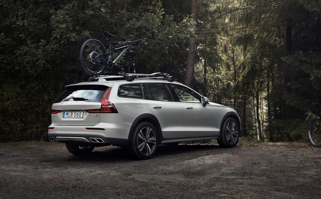 volvo-v60-cross-country-back