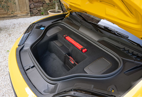 Editorial 2024 porsche macan turbo electric fd 240423 12 jw