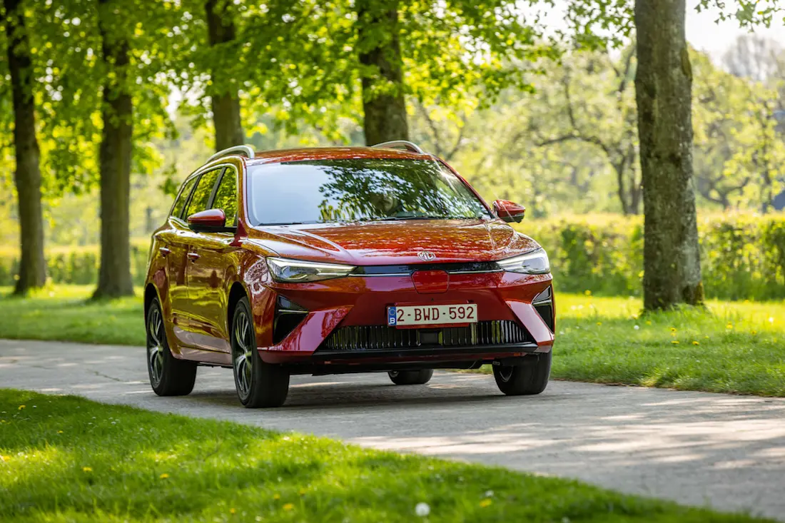 MG MG5 Electric (2022) rijdend, vooraanzicht MG MG5 Electric (2022) rijdend, vooraanzicht