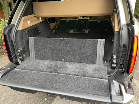 2026 Land Rover Range Rover SE PHEV Review Image
