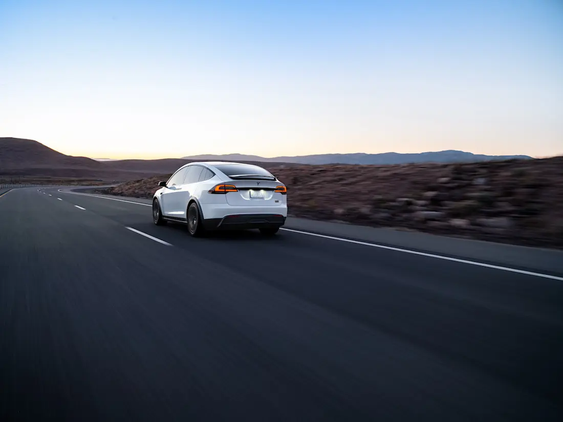Tesla Model X Plaid (2023) rijdend, achteraanzicht 2